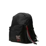 Mochila negra con estampado de labios y logo de la marca en rojo.