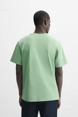Camiseta verde de algodón, corte relaxed fit, cuello redondo y mangas cortas. Tiene un efecto de lavado que le da una apariencia única.