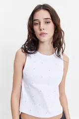 Musculosa blanca de rib con apliques metálicos.
