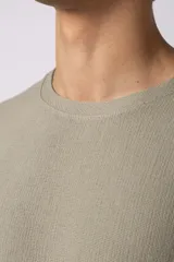 Remera negra de tejido tipo lino, corte holgado y cuello redondo. Sin estampas ni bordados.