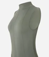 Body sin mangas color verde oliva, confeccionado en poliamida seamless con textura espina de pez y cuello alto.