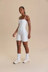 Jumpsuit corto color ladrillo con breteles finos, de tejido Allure® Adaptiv con superficie acanalada y ligero brillo.