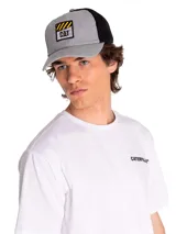 Gorro de hombre gris con visera curva y parte trasera de malla negra. Parche frontal con logo de Caterpillar y cierre ajustable con broche.