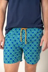Short de baño verde agua con estampado de flores azules y cordón naranja.