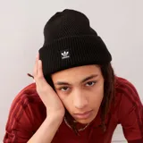 Gorro de lana negro Adidas Originals Terrace con logo blanco bordado en el frente.