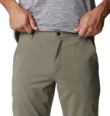Pantalón de trekking color verde oliva, con repelencia al agua y protección solar UPF 50. Cuenta con elástico parcial en la cintura, bolsillos para las manos, bolsillo de seguridad con cremallera y bolsillos traseros.