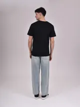 Remera negra de algodón con estampado rectangular con palmeras y texto "Beach Festival Summer Paradise".