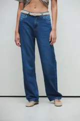 Pantalón de jean azul de corte recto, tiro medio y lavado stone wash.