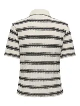 Polo de tejido de punto a rayas horizontales en blanco y negro, con cuello camisero y cierre parcial de botones.