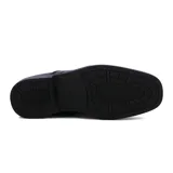 Zapato de vestir negro, sin cordones, de cuero sintético, con elástico en los laterales y suela de goma.