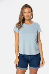 Remera de manga corta con cuello redondo, confeccionada en tejido suave de color celeste jaspeado.