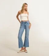 Pantalón de jeans celeste, modelo cropped flare, con bolsillos y cintura con trabillas.