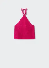 Top tejido al crochet color fucsia, con cuello halter y tirantes finos.