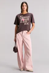 Remera marrón de jersey de algodón con cuello redondo y mangas cortas. Estampa frontal con la frase "Sweet 'till I am not" y una frambuesa.
