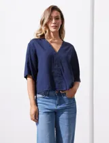 Blusa marrón de lyocell con escote en V y mangas cortas.