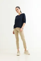 Sweater color beige de tejido de punto, con escote en V y mangas 3/4.