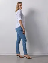 Camisa blanca de algodón marca Zac & Rachel, con cuello con solapa, escote en V, apertura central con botones metálicos, bolsillos delanteros, mangas 3/4 regulables y laterales en tejido modal.