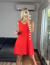 Vestido corto color coral, con escote en V delantero y trasero, sin mangas, con bolsillos laterales y forro en el busto.