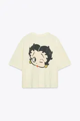 Camiseta color crema de cuello redondo y manga corta, con estampado frontal de Betty Boop y texto en rojo.