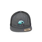Gorro estilo trucker de color gris oscuro, con paneles traseros de malla negra. Presenta un parche frontal rectangular con un diseño de olas en tonos turquesa, blanco y gris, y el logo "HURLEY" en la parte inferior. Tiene visera plana y cordón decorativo en la unión de la visera y el cuerpo.