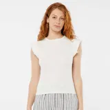 Camiseta blanca de punto con cuello redondo y mangas cortas con volantes.