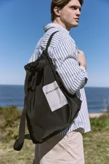 Mochila tipo tote bag negra con cordón ajustable y logo de Jack & Jones estampado en blanco.