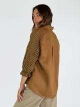 Camisa color beige de lino con mangas 3/4 de crochet.