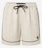 Bermuda deportiva masculina color marrón, con cintura elástica y cordón ajustable. Presenta piping contrastante en blanco a lo largo de los bordes y bolsillos funcionales. Confeccionada en poliamida de secado rápido.