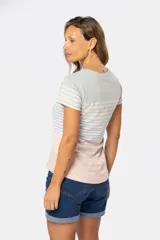 Remera de algodón con poliéster a rayas horizontales en azul, blanco, gris y rosa. Tiene cuello redondo, mangas cortas y botones personalizados en el escote.