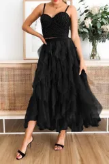 Falda larga de tul color negro, con capas y cintura elastizada.
