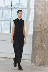 Vestido midi negro de cuello fluido y sin mangas. Detalle de tejido drapeado. Zara Woman Collection.