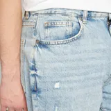 Bermudas de jean celeste con efecto desgastado y roturas.