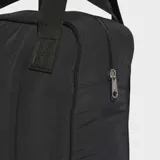 Mochila Adidas negra con logo de la marca en relieve. Tiene doble asa de mano y correas ajustables para los hombros. Cuenta con un compartimento principal con cierre y un bolsillo frontal con cierre.