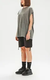 Remera gris de algodón con corte oversize y hombros caídos. Cuello redondo y doble costura al tono.