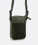 Bolso mini bandolera color blanco con correa ajustable, cierre de cremallera y bolsillo frontal con cremallera.
