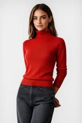 Polera de tejido acrílico color marrón, de manga larga y cuello tortuga.