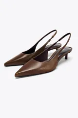 Zapato destalonado de cuero color marrón, con tacón kitten y tira trasera con pieza elástica ajustable.
