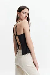Musculosa verde militar con breteles finos cruzados en la espalda y escote recto.