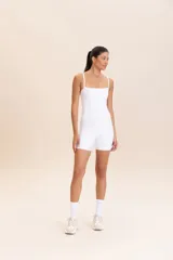 Jumpsuit corto color ladrillo con breteles finos, de tejido Allure® Adaptiv con superficie acanalada y ligero brillo.