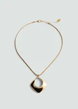 Collar dorado con cadena de eslabones delgados y colgante geométrico con forma de romboide calado.