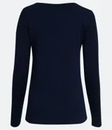 Suéter de punto color verde, con cuello barco, mangas largas y textura acanalada.