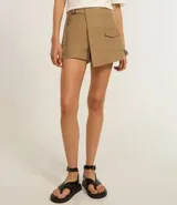 Bermuda color beige de corte sastrero, con hebilla en la cintura, diseño cruzado y bolsillos delanteros.
