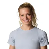 Remera deportiva Columbia Weekend Ascent para mujer, color gris claro con finas rayas horizontales. Confeccionada con tejido reciclado Omni-Wick™ que absorbe la humedad y neutraliza los olores.