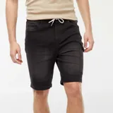 Bermudas de jean color gris oscuro, corte a la rodilla y múltiples bolsillos.