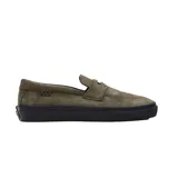Mocasines Vans x Beatrice Domond Skate color verde oliva, confeccionados en gamuza con suela negra.