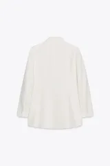 Blazer blanca de cuello solapa y manga larga. Bolsillos con solapa en delantero. Cierre frontal cruzado con botones.