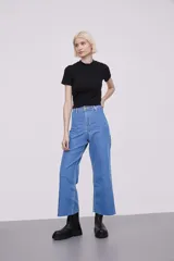 Pantalón de jean azul de corte ancho y tiro alto.