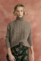 Sweater color chocolate de tejido de punto con trenzas y cuello alto.