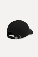 Gorra rosa de algodón con visera y parche bordado con el número 50 y la leyenda "A Coruña".