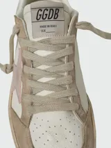 Zapatillas Golden Goose modelo Ballstar, color blanco con detalles en gris y rosa.